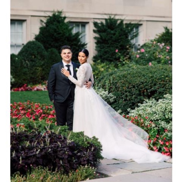 Monique Lhuillier Wedding Dress - Picture 3 of 7